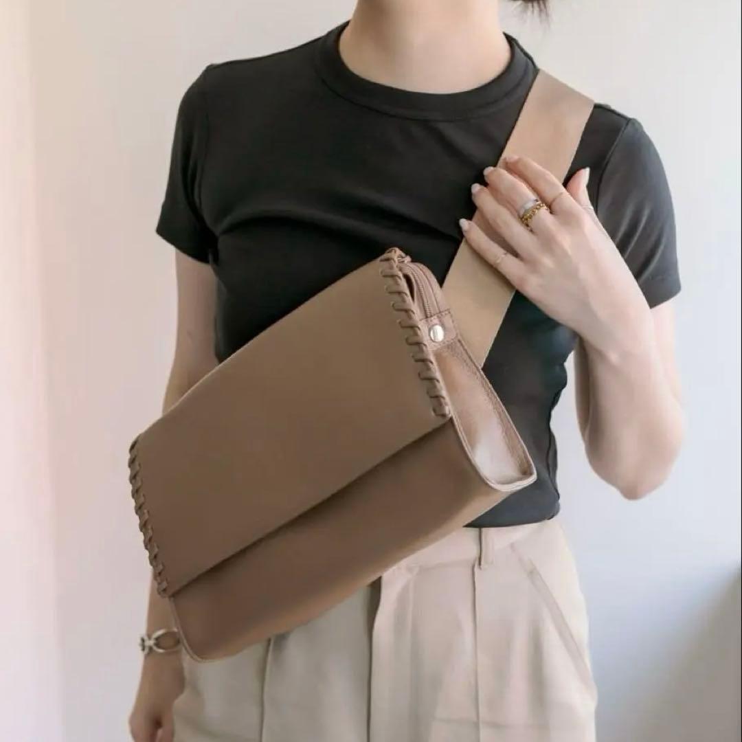 イアパピヨネ 柄ワイドテープショルダーバッグ 本革 ボディバッグ キャメル