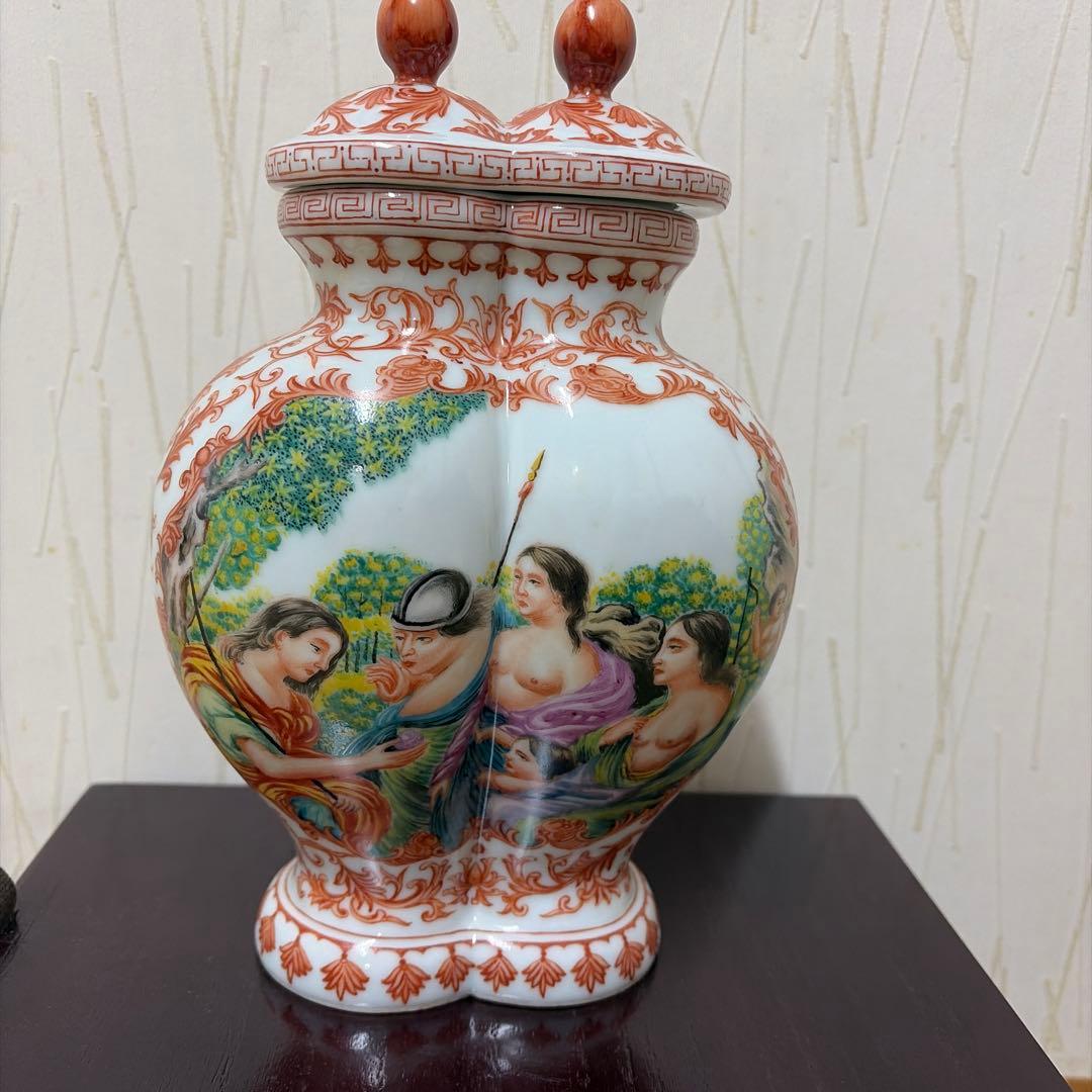 ト*ロ様 古典的な絵柄の陶器の壺