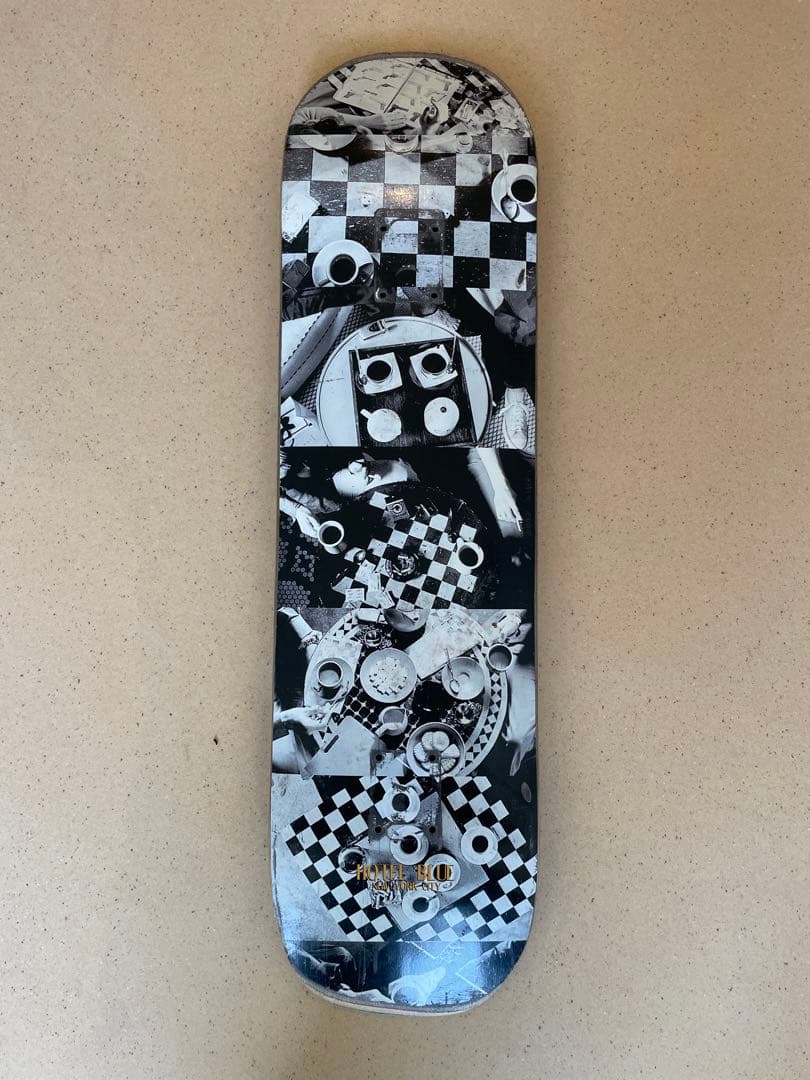 Hotel Blue スケートボードデッキ モノクロ