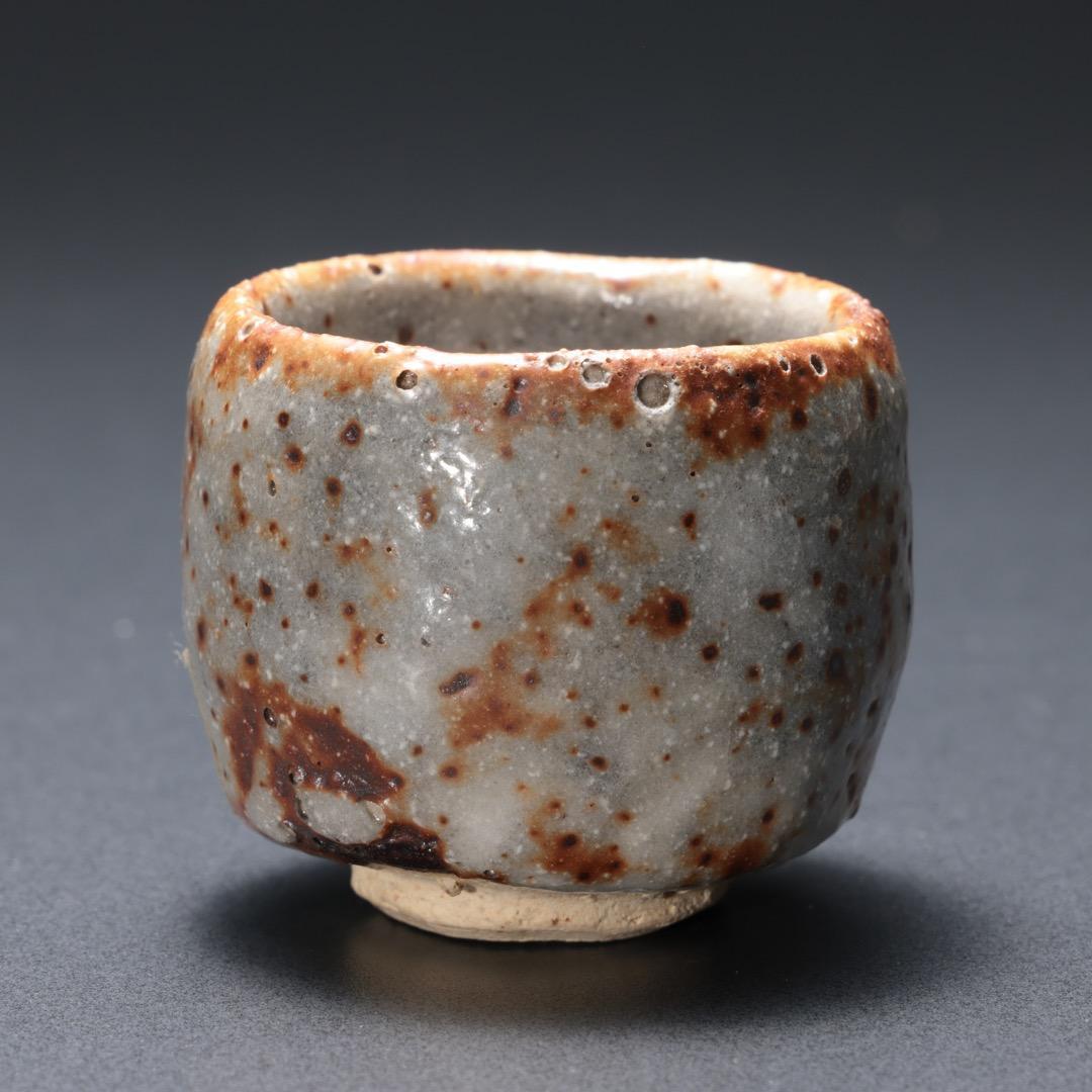 【ぐい呑・盃】 ねずみ志野 ぐい呑み 加藤春鼎作　共箱　R1189ダU