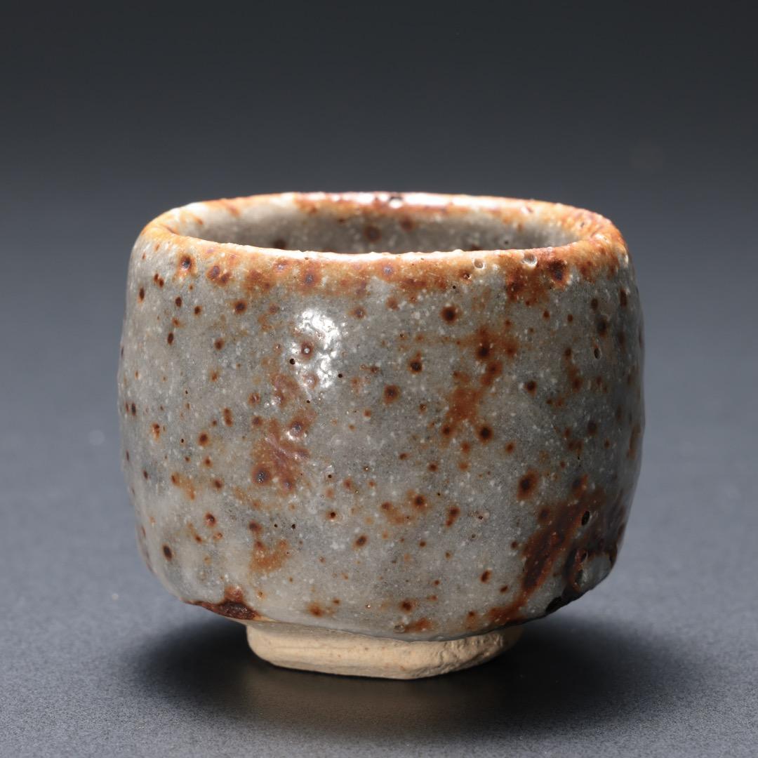 【ぐい呑・盃】 ねずみ志野 ぐい呑み 加藤春鼎作　共箱　R1189ダU