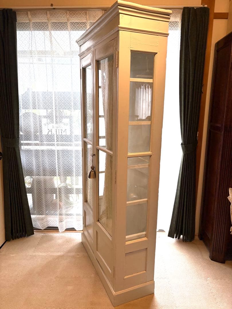 ♡フランスアンティーク　本棚　レース　ガラスキャビネット　ペディメント付　送料込