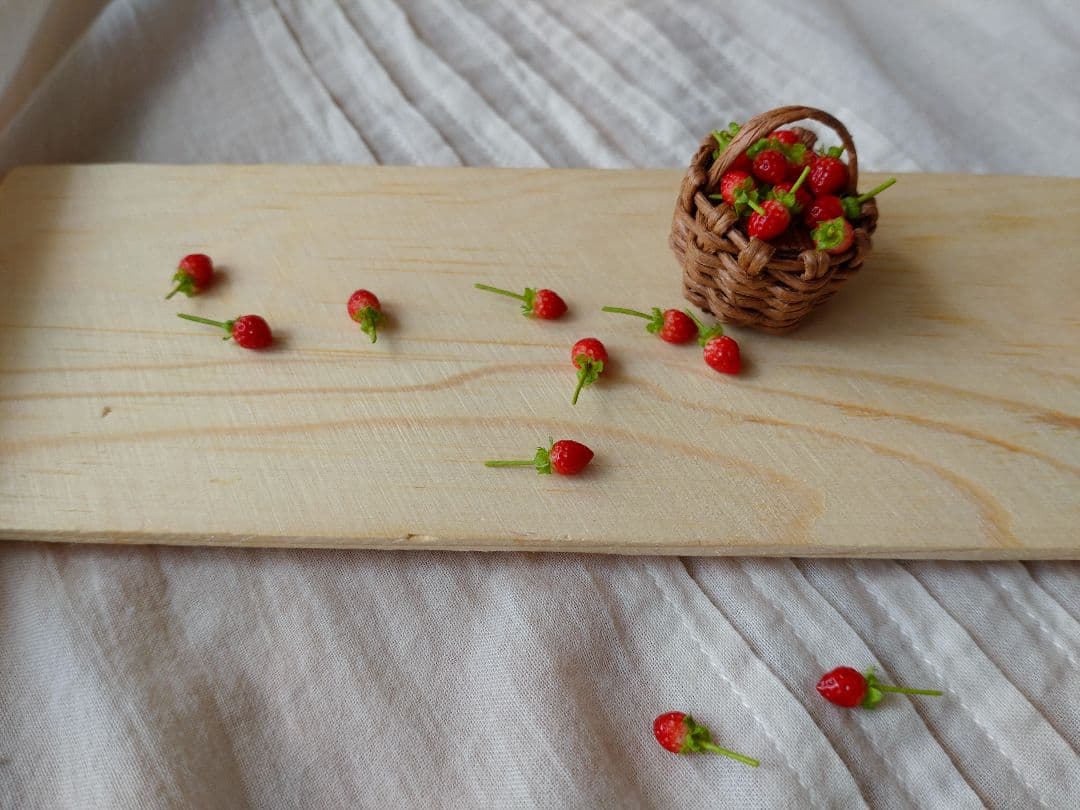 掌に乗る11粒の籠摘み苺