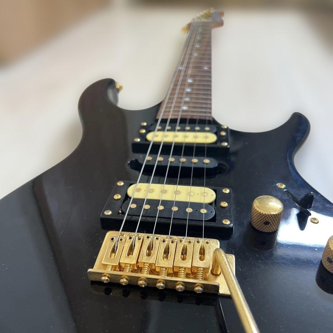【美品】ミュージックマン エレキベース 黒×金 アーム付き