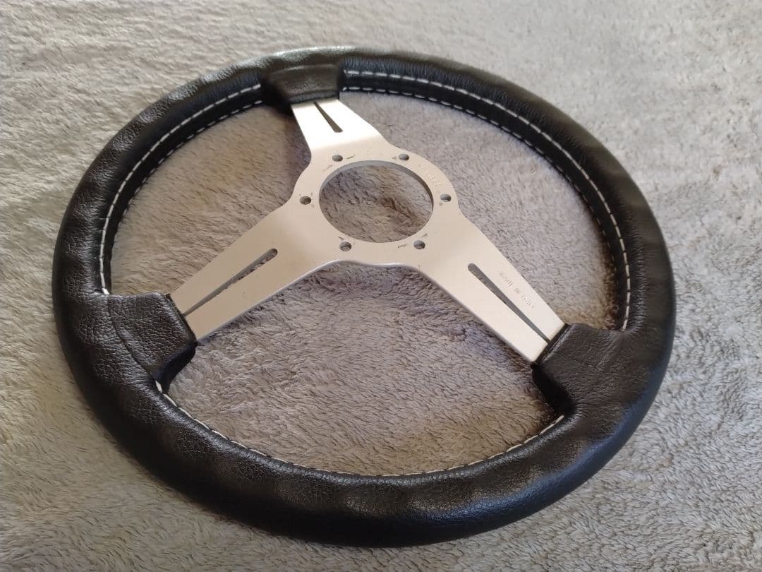 ＩＫＵＲＡ　ナルディ　クラシック　革張り替え依頼品