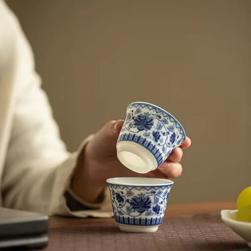 青白花柄陶器カップ