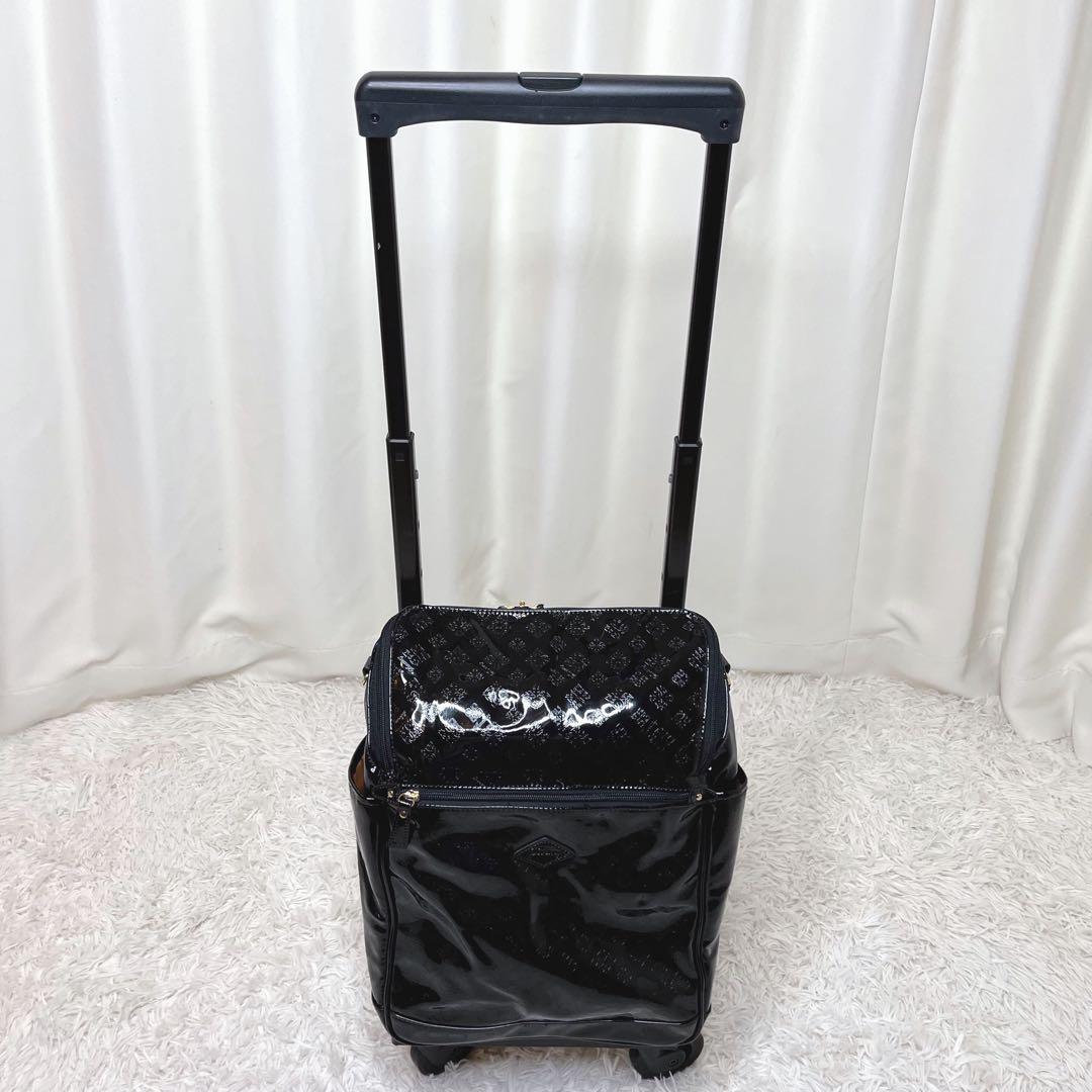 ✨新品級✨SWANY スワニー　キャリーカー　エナメル ブラック　総柄