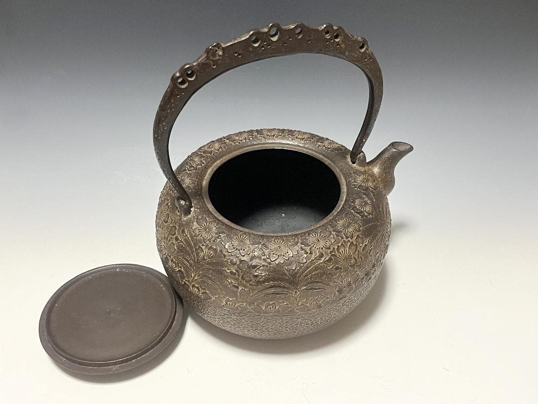 【未使用】南部鉄瓶 中村徳次郎 造 立徳 虫食平打提手 桜尽紋様 鉄瓶