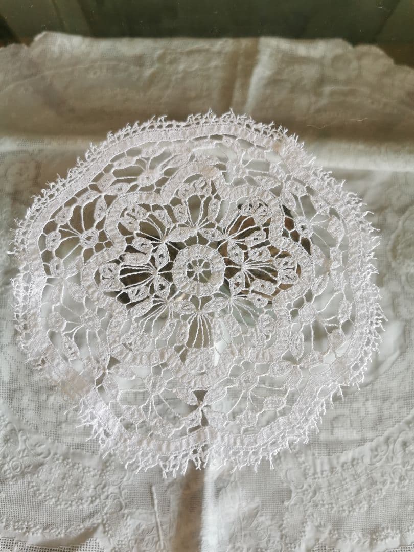 アンティークイタリア購入 ボビンレース編み リーフ＆フラワー ホール技法ドイリー