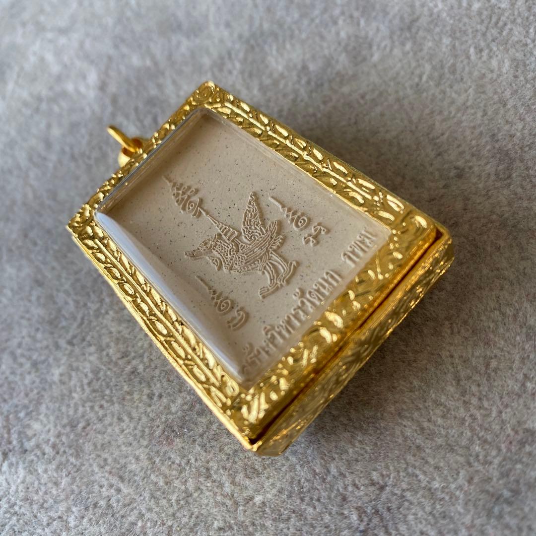 プラクルアン プラチンナラート 最も美しい仏像 成功 富と繁栄 神聖な御守り