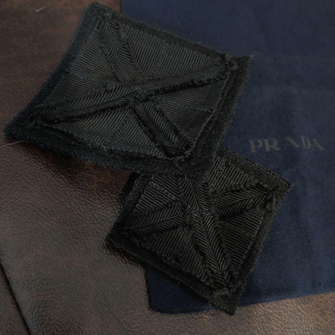 プラダのファブリックブローチ大小2個Setで✽黒✽異素材