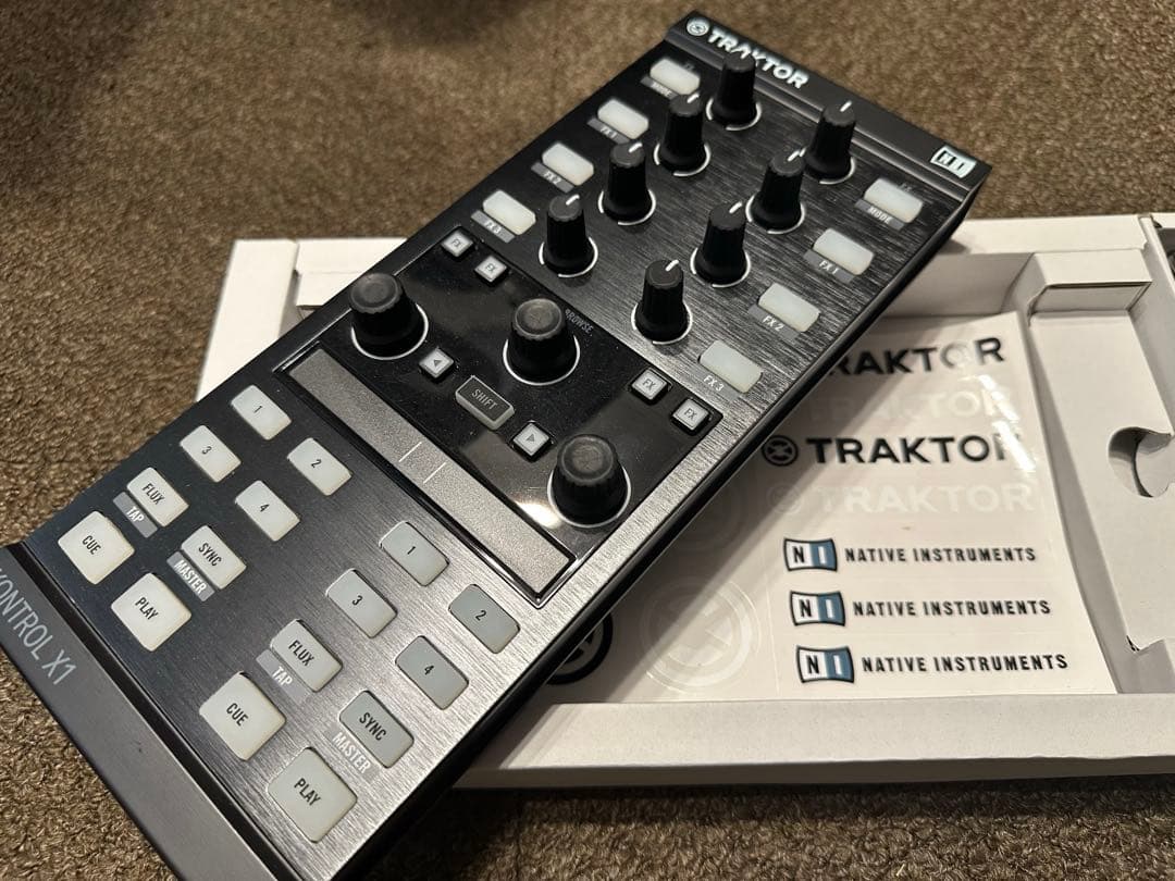 【専用ケース付き】TRAKTOR KONTROL X1 DJコントローラー