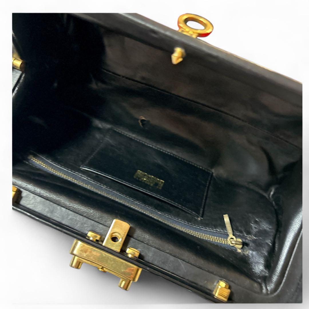 ロベルタディカメリーノ 口金　ベルベット 赤 ハンドバッグ　ロゴ　がま口