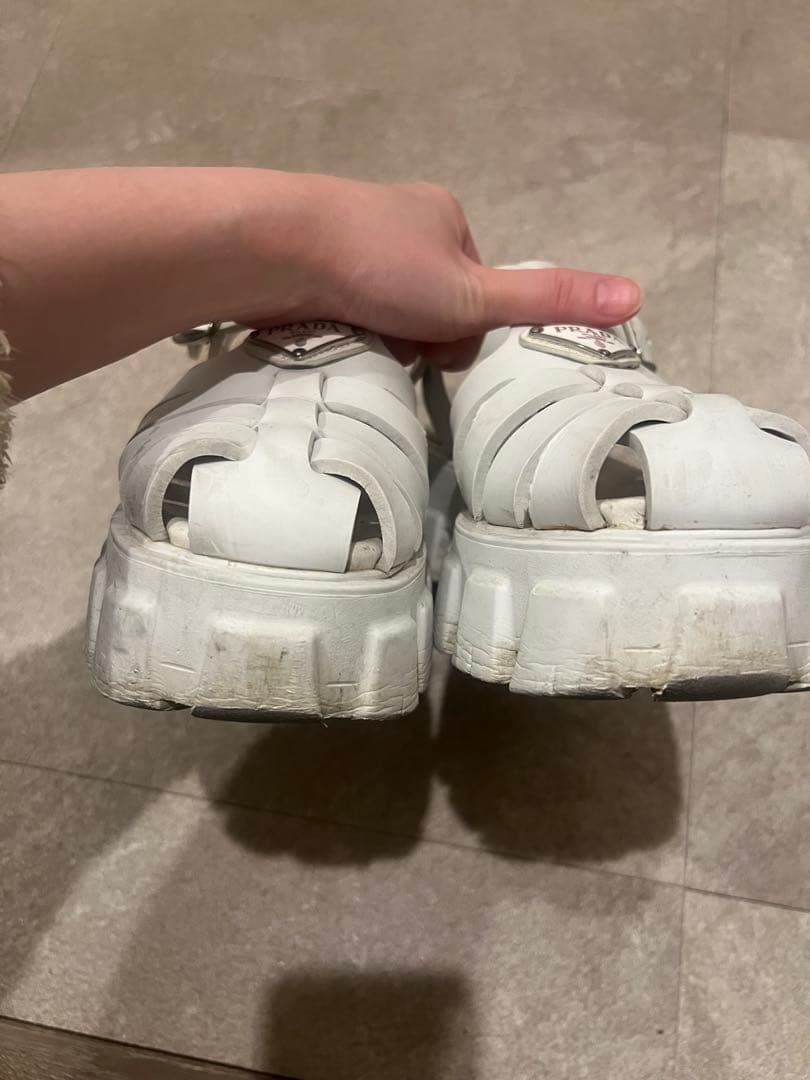 PRADA ホワイト モノリスラバーサンダル