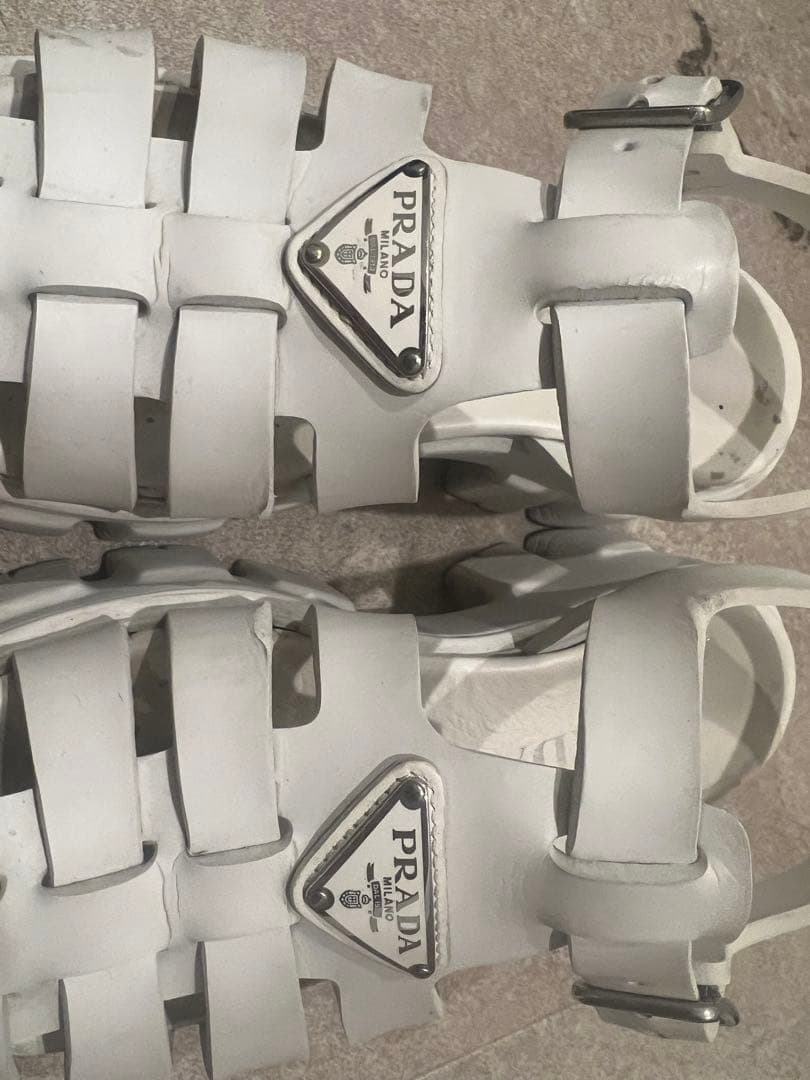 PRADA ホワイト モノリスラバーサンダル