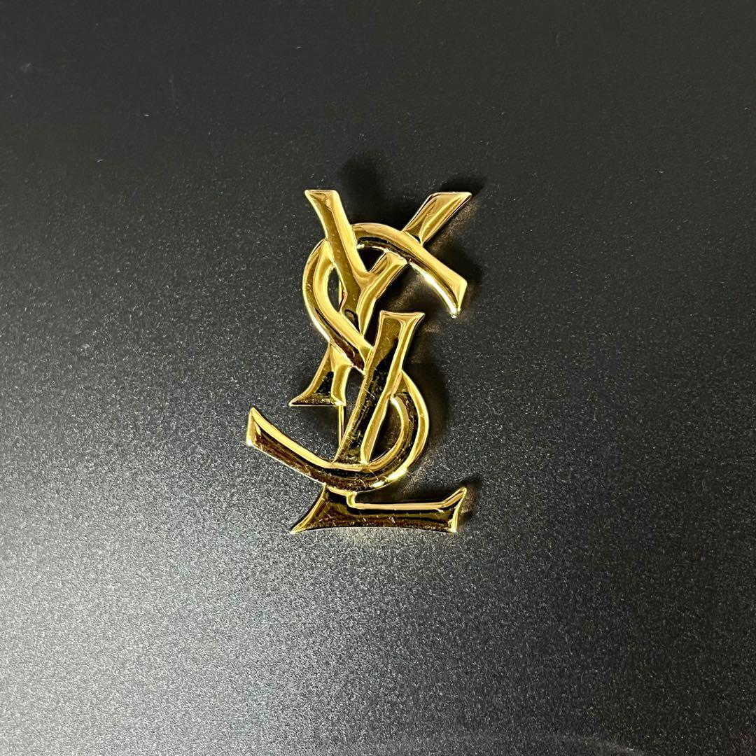 美品Yves Saint Laurent ゴールド カサンドラロゴブローチ