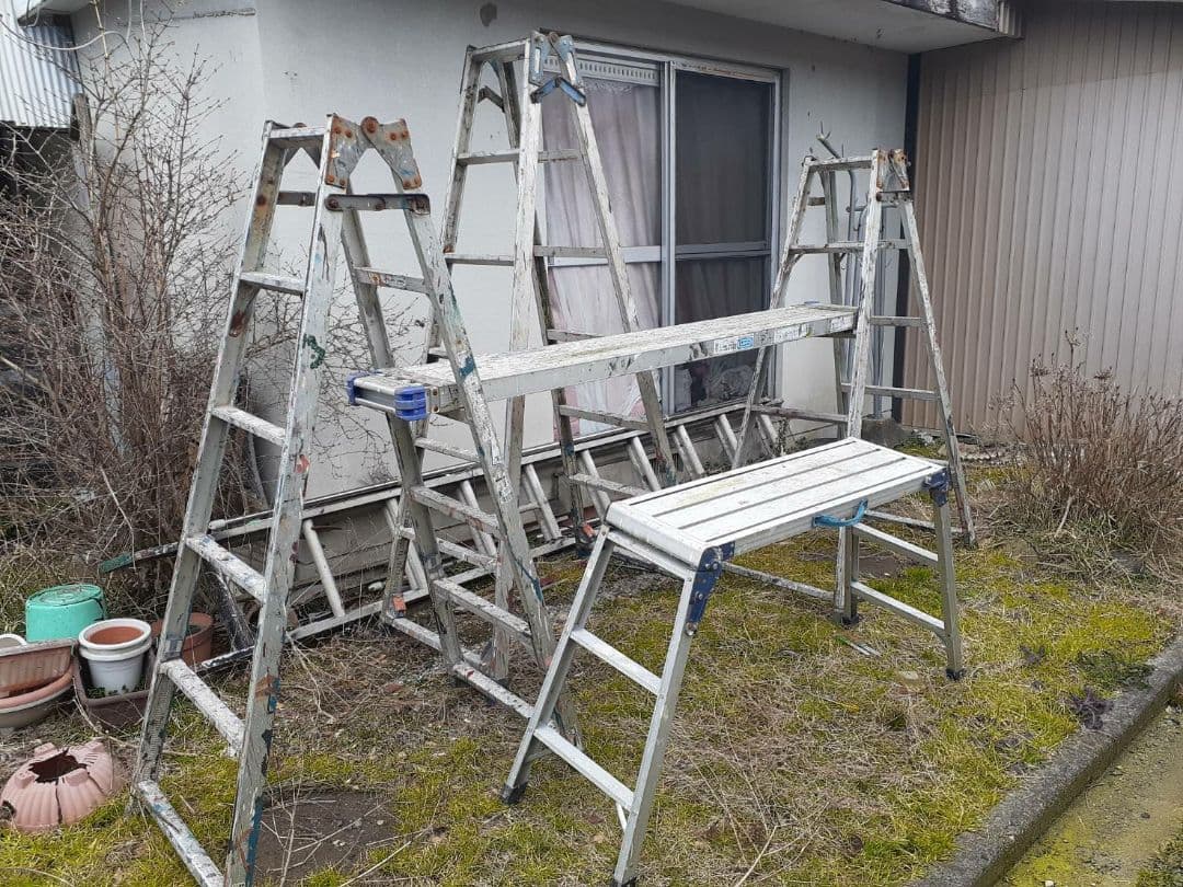 脚立3台。足場板１枚、うま脚立１台。