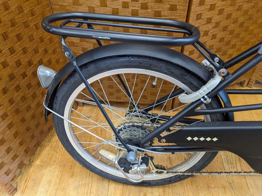 U096 ミニベロ自転車　20インチ 6段変速 カゴ付き　ブラック