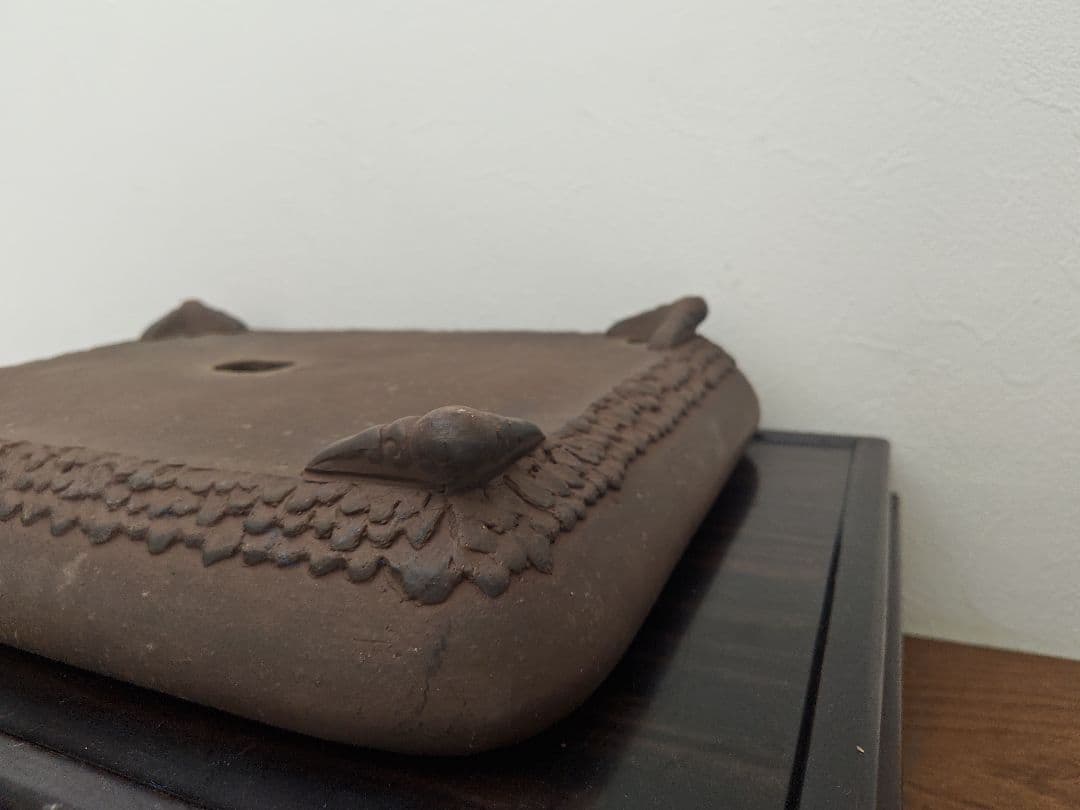 茶色の陶器製四角鉢　落款あり 中型