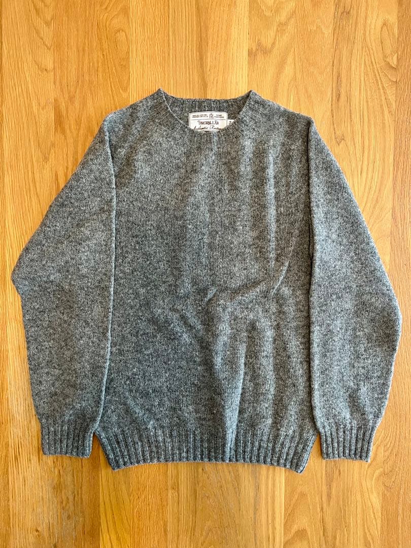 ＜INVERALLAN シェットランドクルーネックセーター（ミディアムグレイ）＞