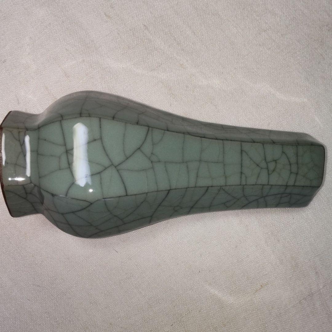 南宋郊壇下官窯粉靑釉六方瓶。