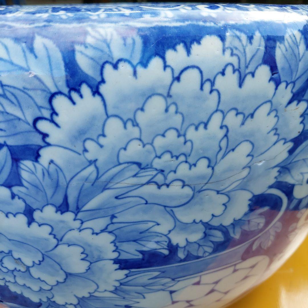 青と白の花柄陶器火鉢