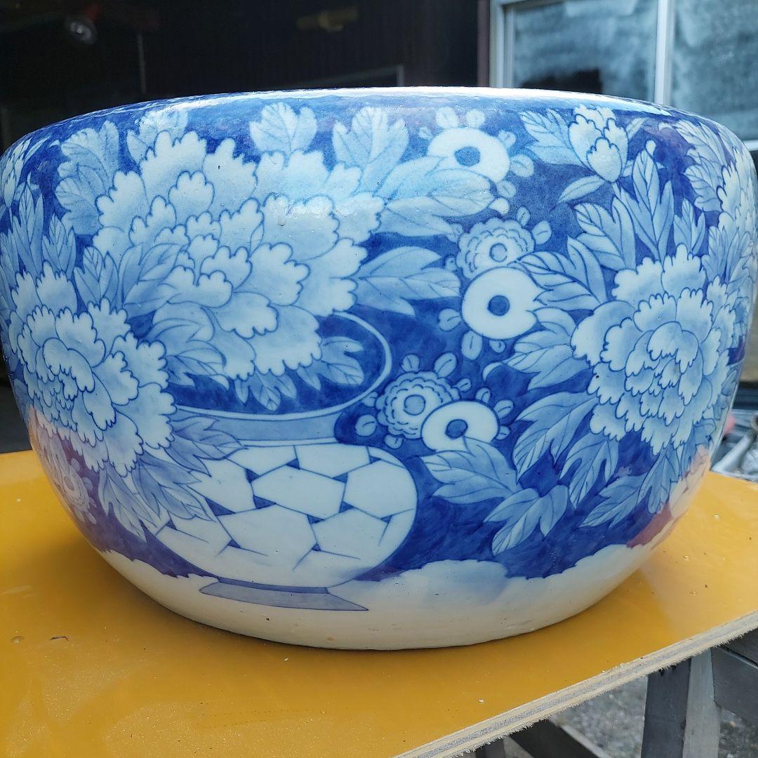 青と白の花柄陶器火鉢