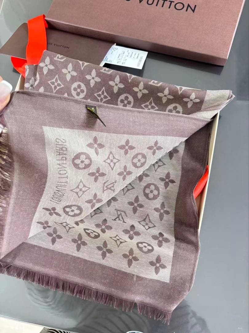 Louis Vuittonロゴマフラー ノベルティ品