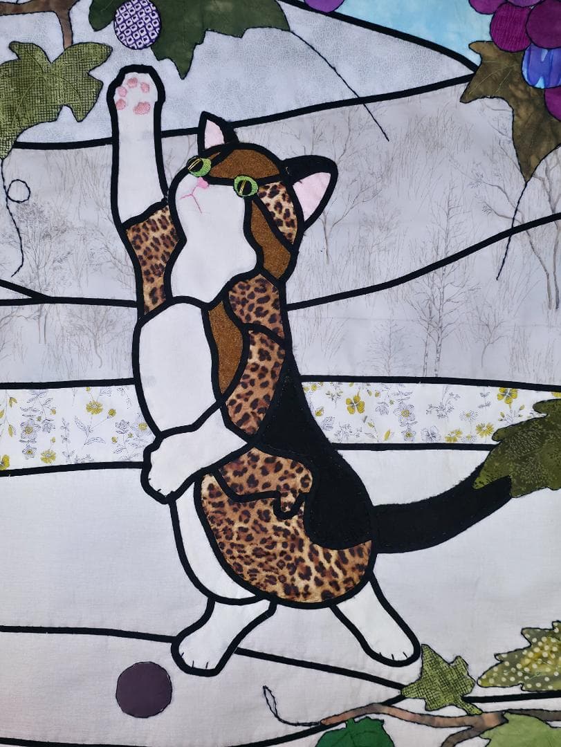ハンドメイド ステンドグラスキルトタペストリー 「猫とぶどうの木」