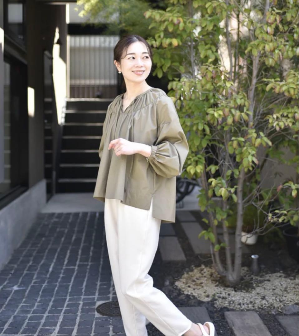 【美品】our アワホーム／たっぷりギャザーのフレアブラウス／オリーブ