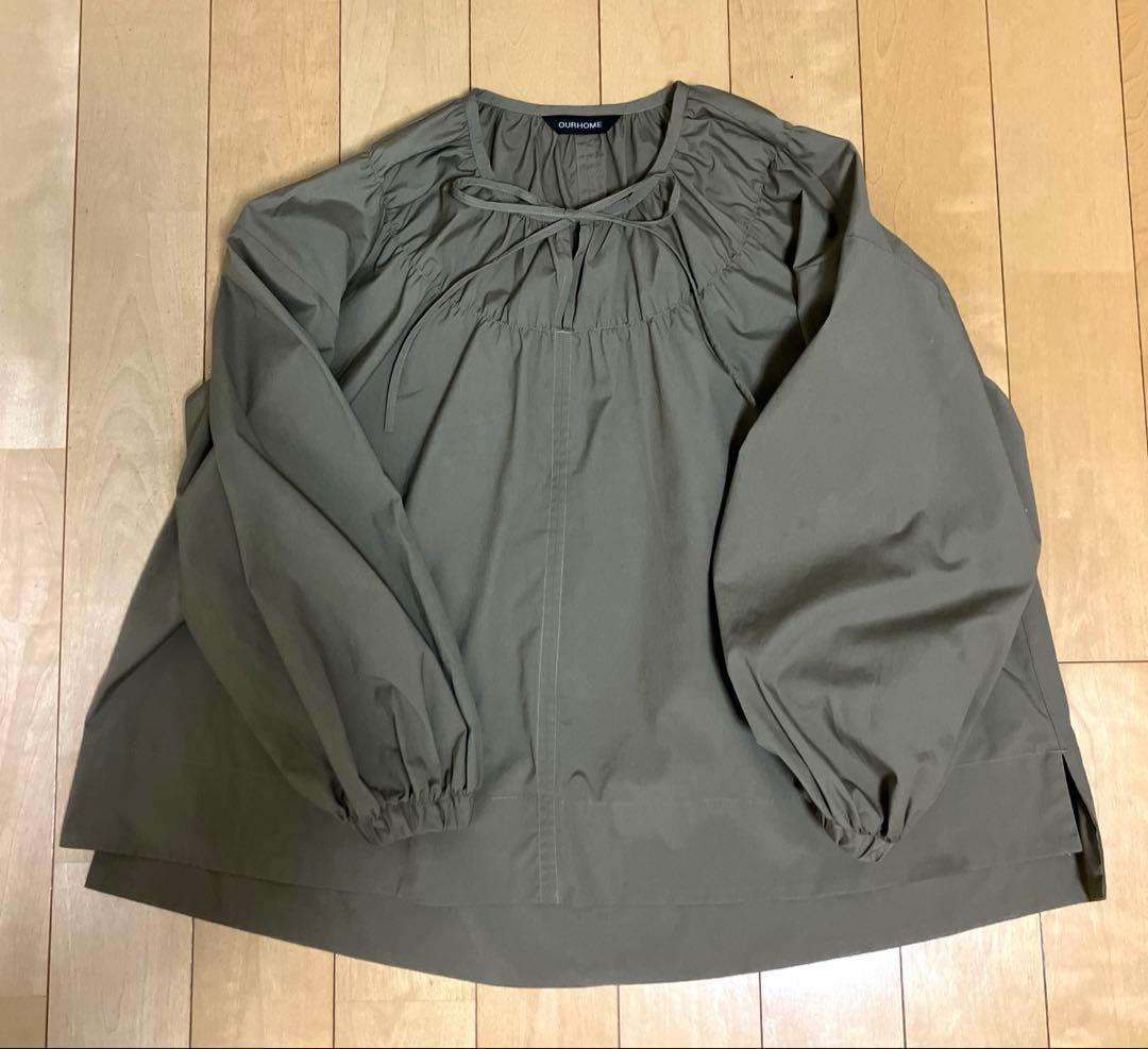 【美品】our アワホーム／たっぷりギャザーのフレアブラウス／オリーブ