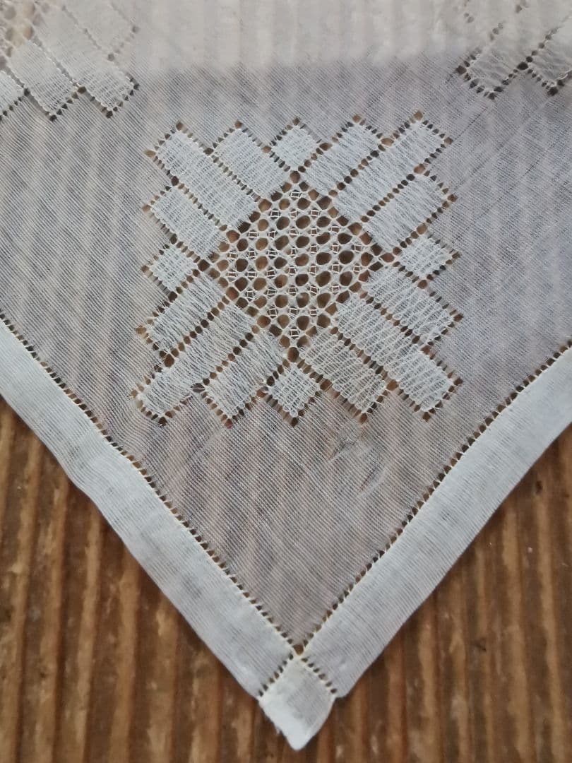 アンティーク オーガンジー 透かしドローンワークレース刺繍 スクエアドイリー難有