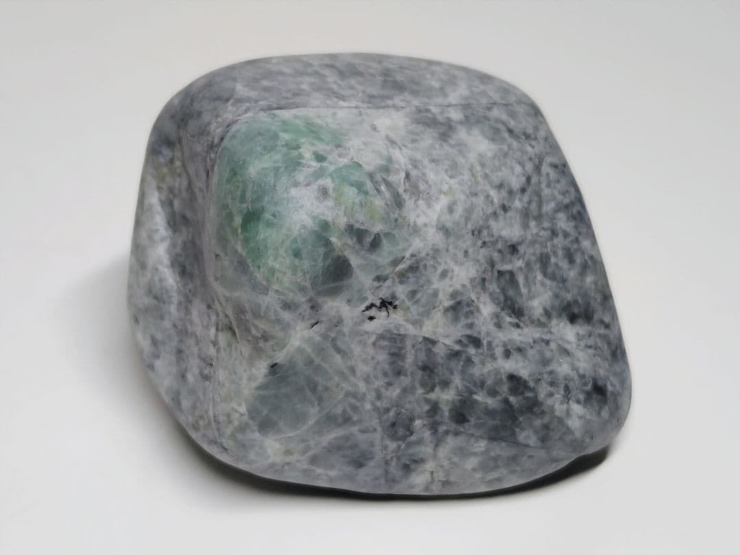 糸魚川135 翡翠 277g ヒスイ 原石 鑑賞石 自然石 誕生石 鉱物 鉱石