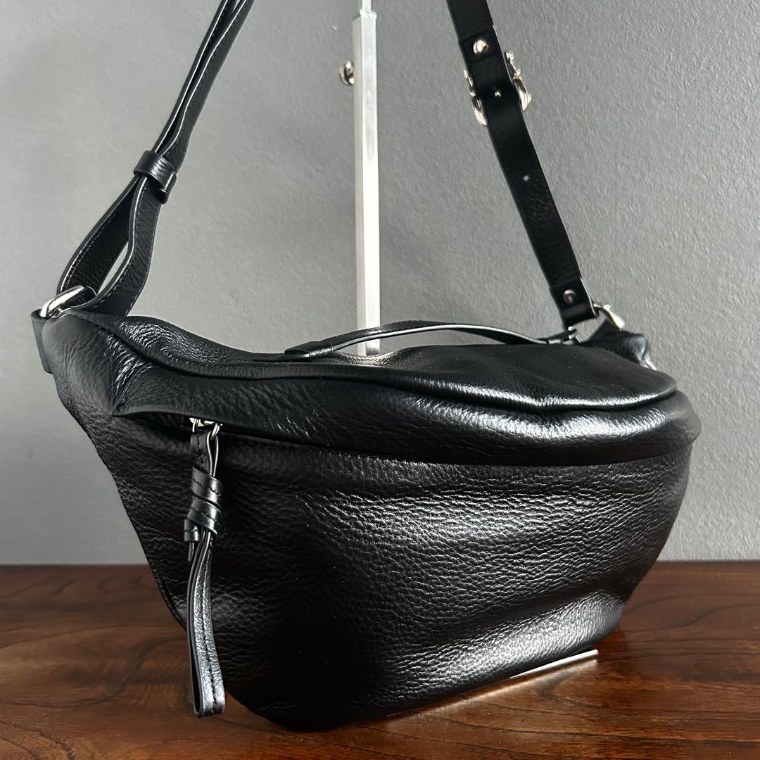 【匿名配送】nouer ヌエール 黒 牛革 ボディバッグ 2way シボ革 人気