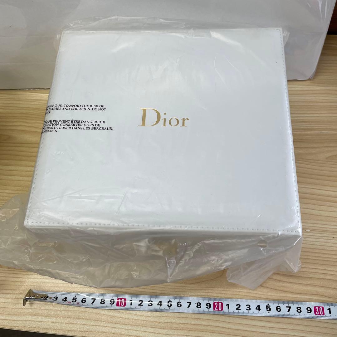 Dior ホワイトギフト箱 収納 化粧品入れ 新品 未開封