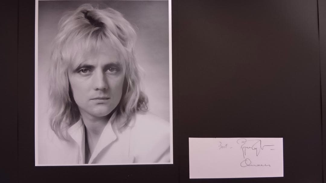 「Queen全員の直筆サイン入りコレクターズセット」