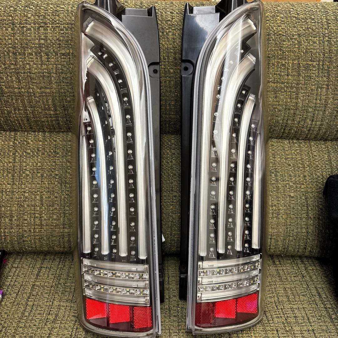 【値引き相談歓迎】ヘリオス　LED テールランプ クリア/レッド　ハイエース