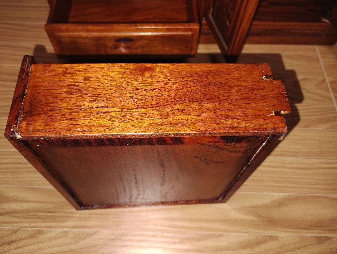 木製彫刻収納棚 引き出し2つ