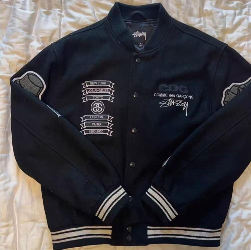 STUSSY 刺繍ロゴ入りボンバージャケット