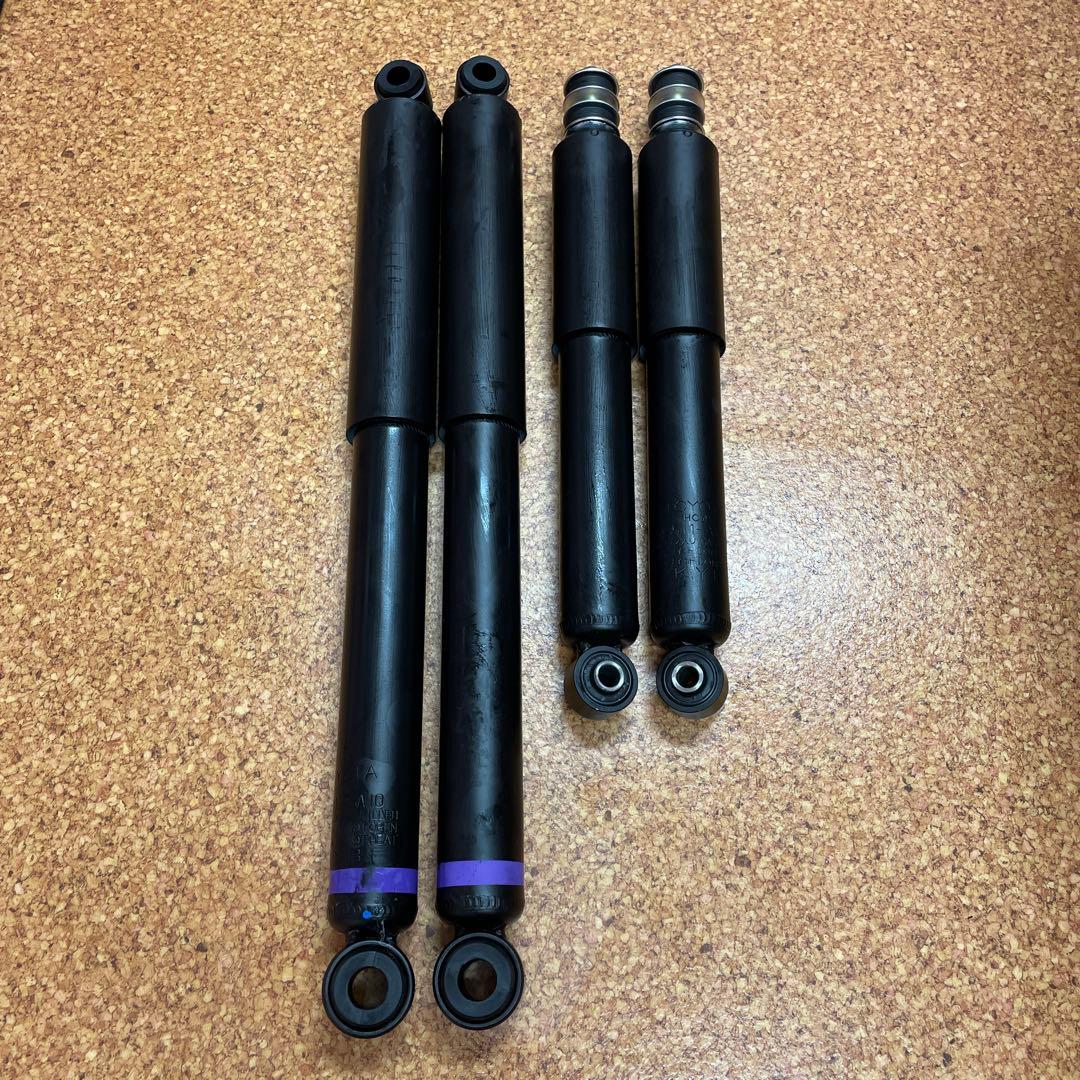 未使用　純正ショックアブソーバーハイエース8型KYB ー 4本セットTOYOTA