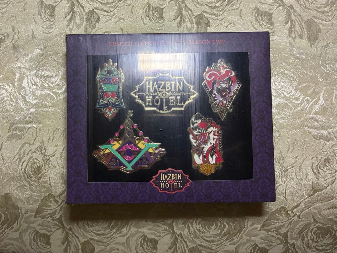 ハズビンホテル　Vees　ヴォックス　ヴァレンティノ　ヴェルベット　ピンバッチ