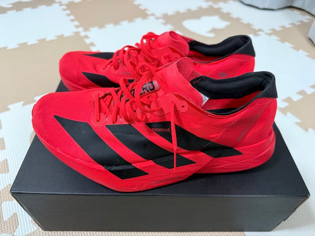 アディオスプロ4 28.0 赤×黒（販売終了色）