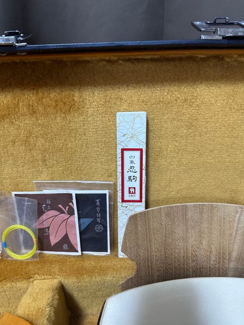 今週限定値下げ民謡三味線(紅木、片面皮破れあり)付属品セット