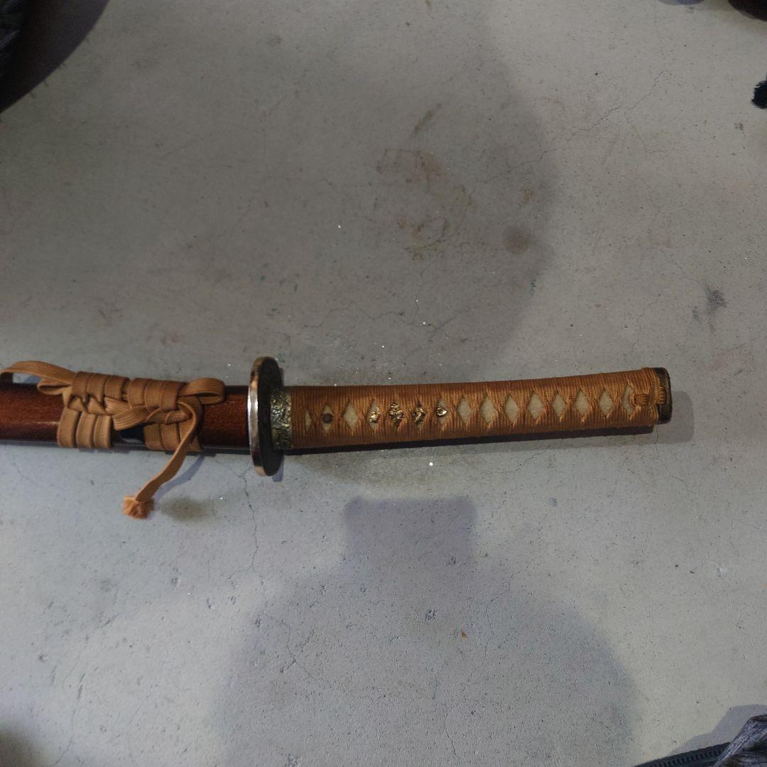 茶色い柄の模造刀