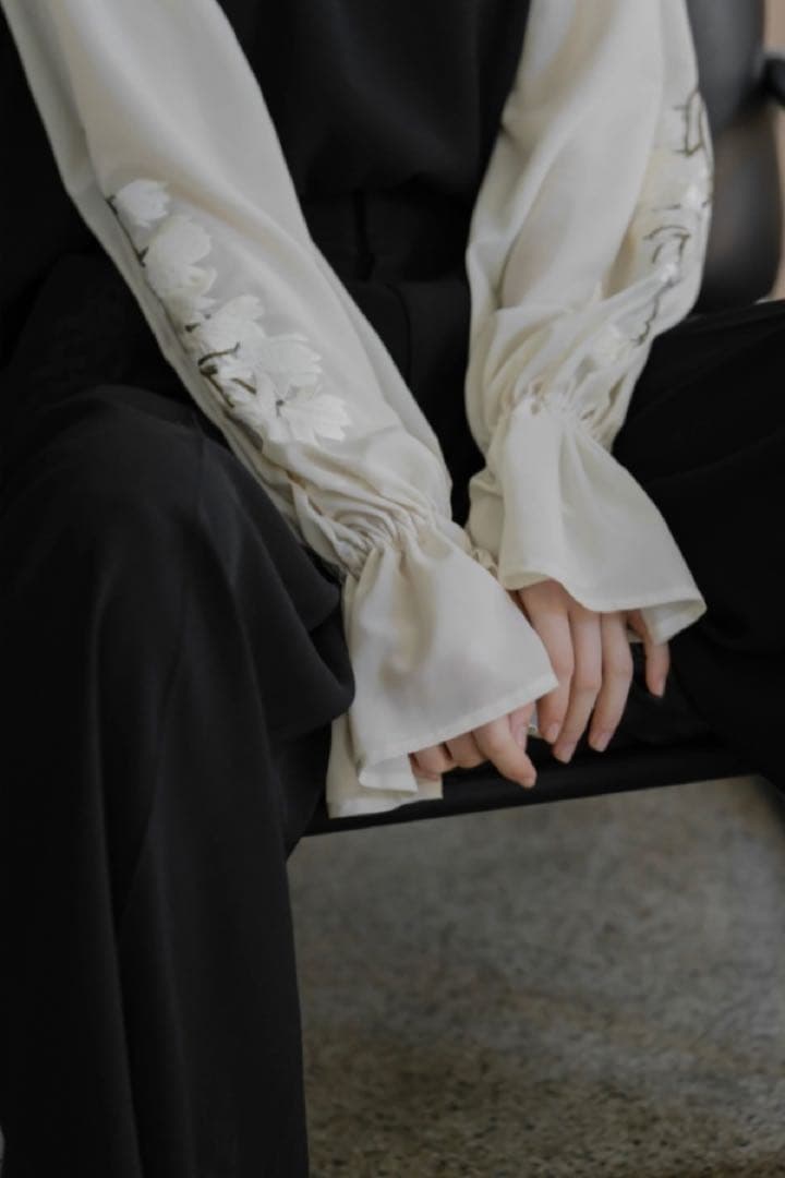 iCONOLOGY 花を着るブラウス 白木蓮　完売品 イコノロジー