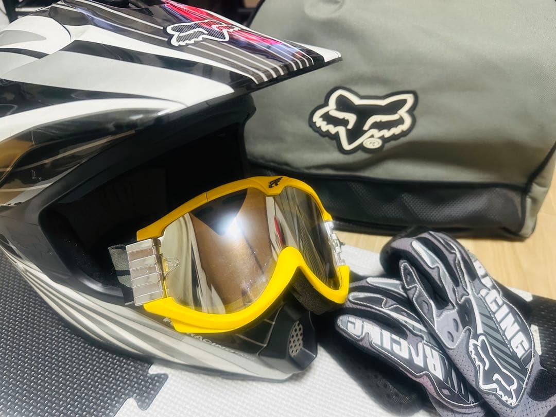 ヘルメット レアFox andヘルメット用バック ゴーグル グローブ