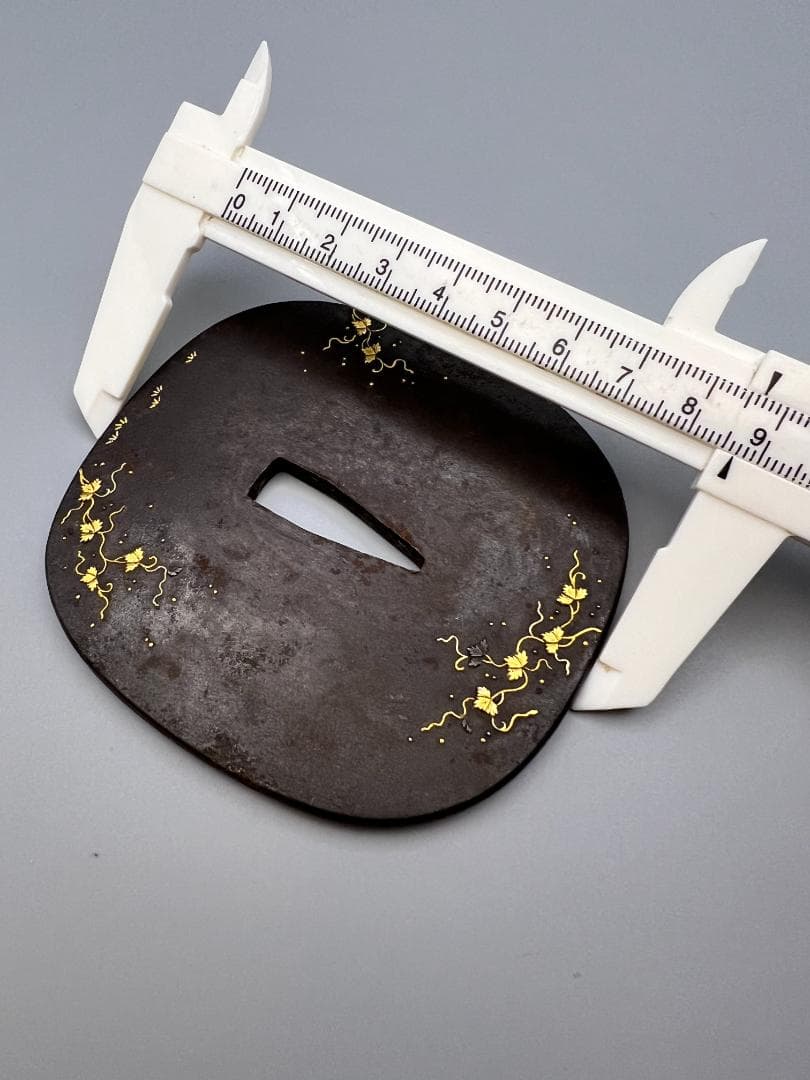 【海】江戸中期　大鉄鍔　唐草図　金銀象嵌　無銘　刀装具　重量約208g　専用箱付