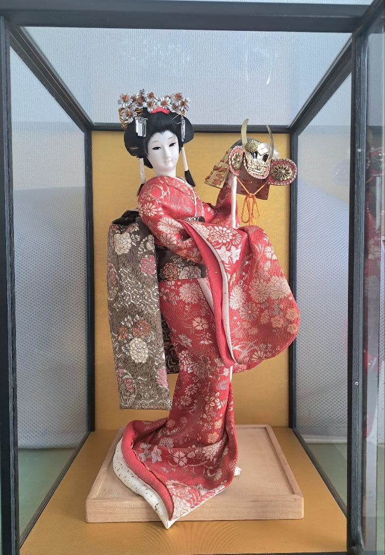 伝統的な日本人形 赤と金の着物