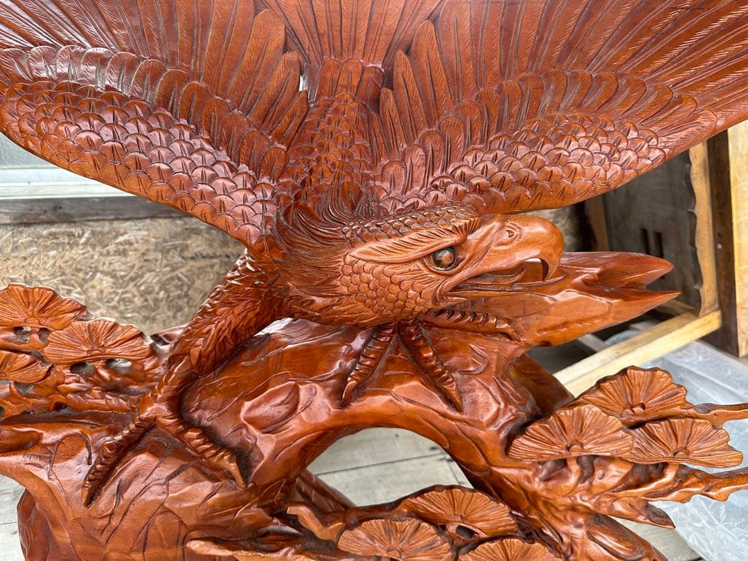 一刀彫り　鷹　置物 　一刀彫　光沢とデザインが綺麗な迫力がある逸品です。