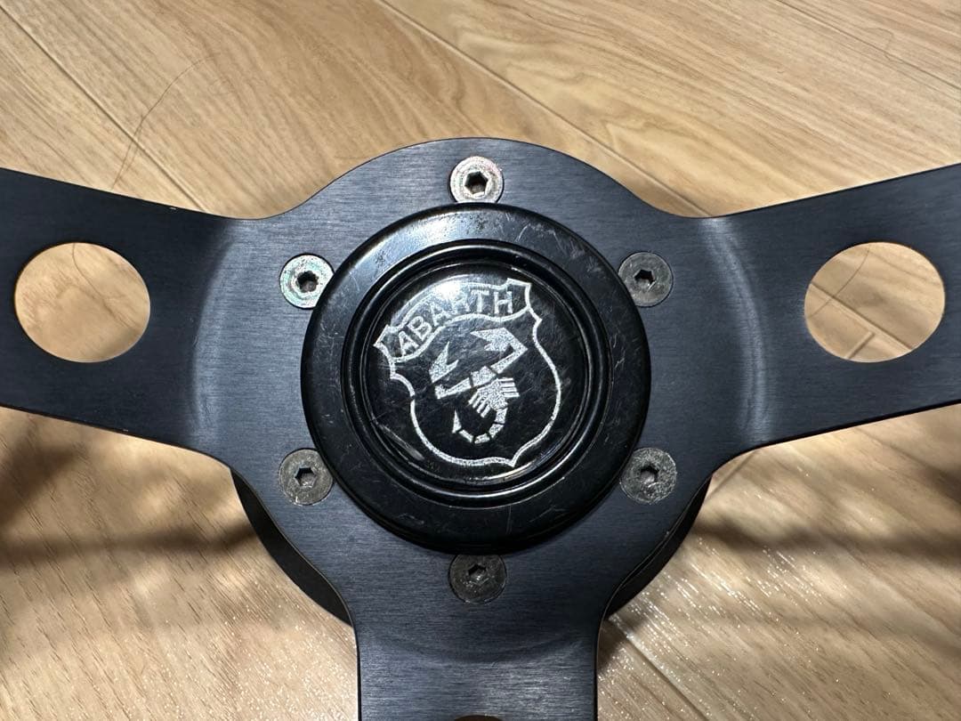 momo ステアリング スウェード アバルト用ボス付き